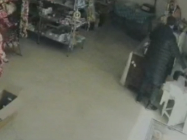 2 minlik siqareti belə oğurladı - <span class="color_red">ANBAAN VİDEO</span>