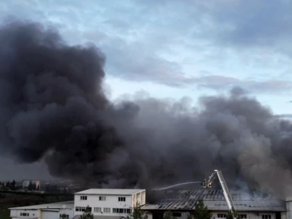 Türkiyədə fabrikdə güclü yanğın başladı - <span class="color_red">VİDEO</span>