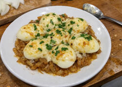 Karamelizə soğanlı yumurta: Səhər yeməyinin yeni sevimlisi