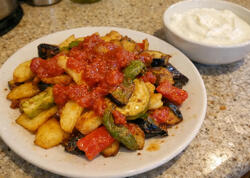 Sarımsaqlı Pomidor Souslu Qarışıq Qızartma: Tərəvəzləri tək-tək qızartmağın sirri