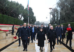 Dövlət və hökumət rəsmiləri Şəhidlər xiyabanını ziyarət ediblər - <span class="color_red">FOTO</span>