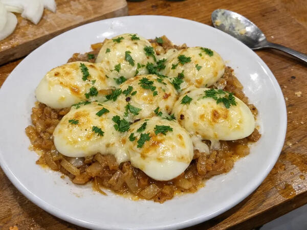 Karamelizə soğanlı yumurta: Səhər yeməyinin yeni sevimlisi