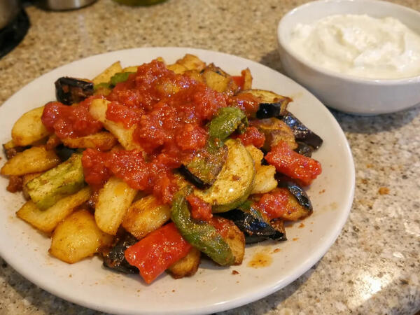 Sarımsaqlı Pomidor Souslu Qarışıq Qızartma: Tərəvəzləri tək-tək qızartmağın sirri