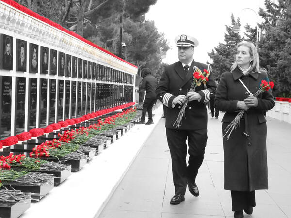 ABŞ səfirliyi 20 Yanvar faciəsinin qurbanlarını yad edib - <span class="color_red">FOTO</span>