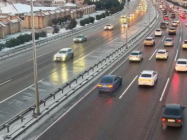 Aeroport yolu buz bağladı