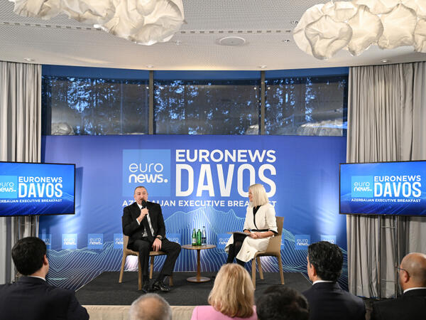 Prezident İlham Əliyev Davosda “Azərbaycan rəhbərliyi ilə səhər yeməyi” adlı tədbirdə iştirak edib - FOTO