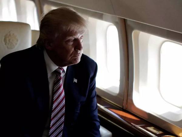 Trampın təyyarəsində nasazlıq - Təcili geri qayıtmalı oldu