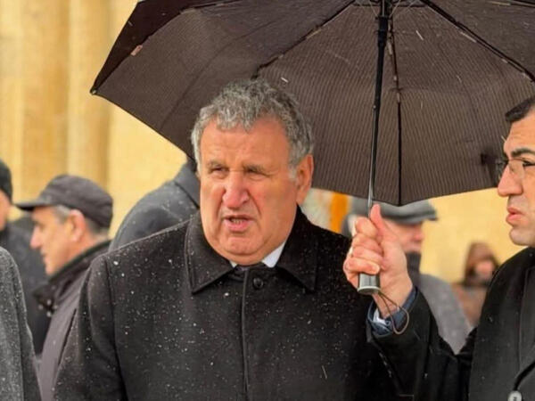 İsa Həbibbəyli yayılan görüntüsündən danışdı - "Mənim heç vaxt çətirim olmayıb" - <span class="color_red">FOTO</span>