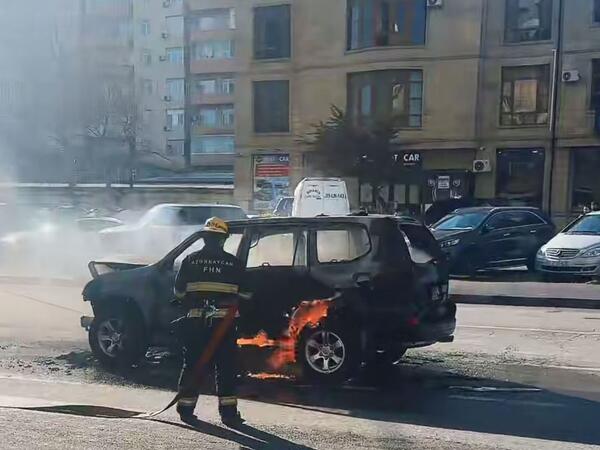 Bakıda avtomobil yanır