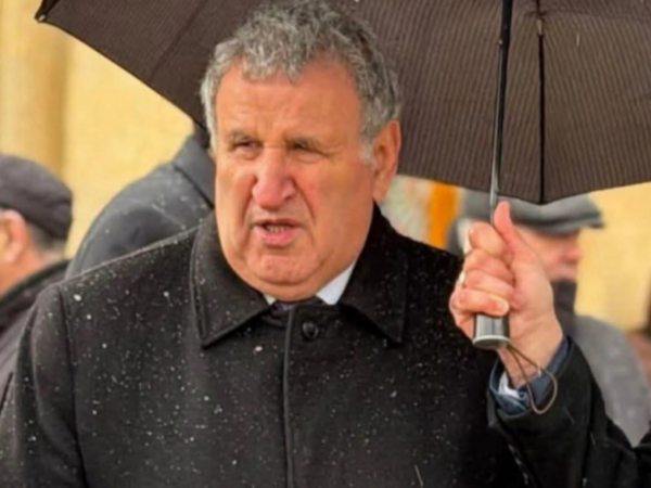 İsa Həbibbəyliyə çətir tutan şəxsin kimliyi BƏLLİ OLDU - <span class="color_red">FOTO</span>