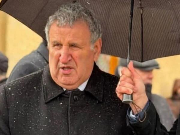 İsa Həbibbəyliyə çətir tutan şəxs vəzifəsindən azad olunub? - RƏSMİ