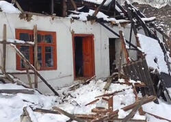 Lerikdə güclü qar evin damını uçurdu - <span class="color_red">FOTO</span>