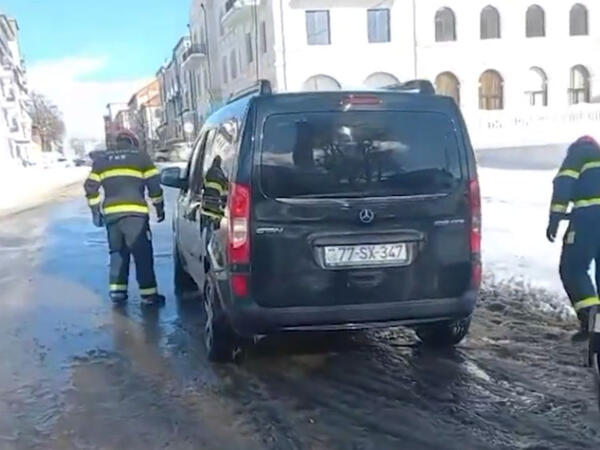 Şuşa, Xankəndi və Xocavənddə buz bağlayan yollarda köməksiz qalanlara yardım edilib - <span class="color_red">VİDEO</span>