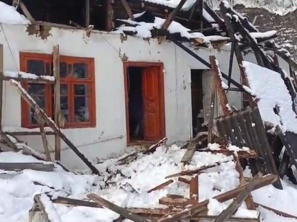 Lerikdə güclü qar evin damını uçurdu - <span class="color_red">FOTO</span>