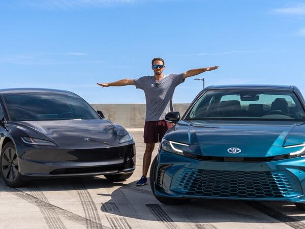 Elektrikli avtomobil bazarında gizli strategiya: "Toyota" yoxsa "Tesla" ?