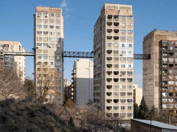 Dünyada bənzəri yoxdur: Binaları bir-birinə niyə körpü ilə bağlayıblar?