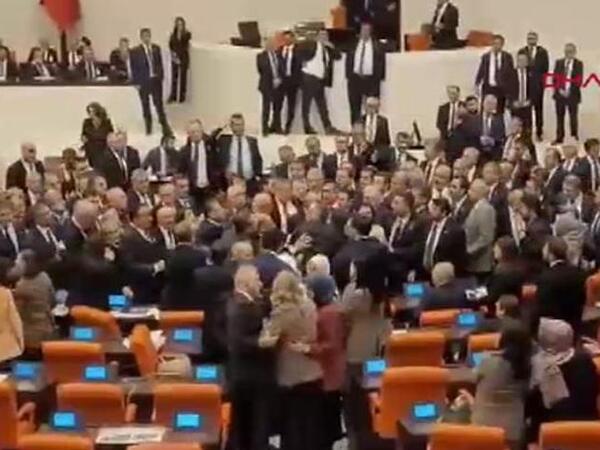 Türkiyə parlamentində dava düşdü - <span class="color_red">VİDEO</span>