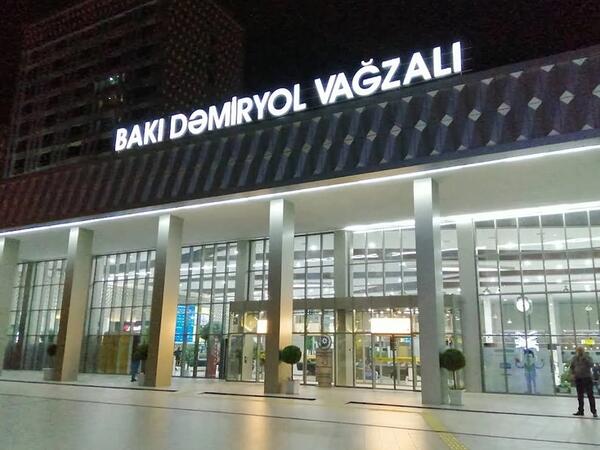 Bakı Dəmiryolu Vağzalının girişində kişi yıxılaraq ölüb