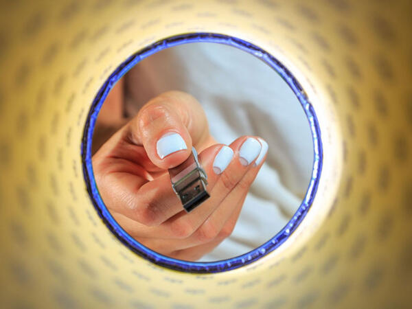 Şəhər divarlarındakı sirli USB-lər: Divara basdırılmış yaddaş qurğuları nə gizlədir?