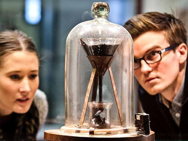 Dünyanın ən uzunmüddətli təcrübəsi 100 yaşında: Bir damla üçün onilliklər boyu gözləmə