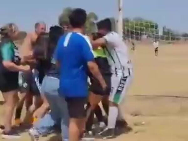 20 yaşlı qadın hakim futbol matçından sonra DÖYÜLDÜ - <span class="color_red">VİDEO</span>