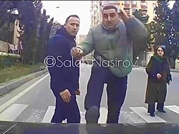 Piyada keçidində maşının üstünə tullandı - <span class="color_red">ANBAAN VİDEO</span>