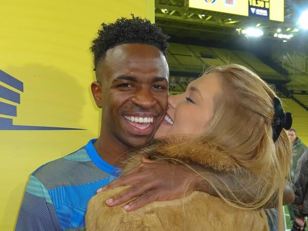 Sevgilisindən Vinisiusa maraqlı JEST - <span class="color_red">FOTOları</span>