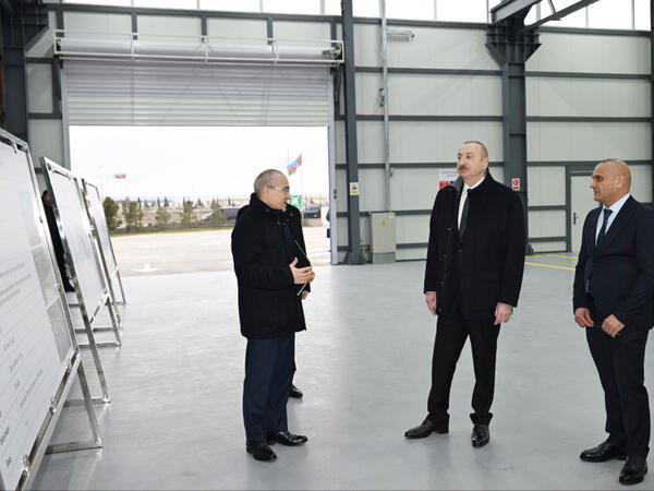 Prezident Sumqayıt Sənaye Parkında güzgü vərəqələrin istehsalı zavodunun açılışında iştirak edib