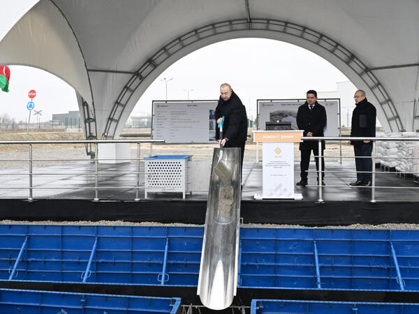 İlham Əliyev Sumqayıt Sənaye Parkında polipropilen və laminatlı kisə istehsalı müəssisəsinin təməlini qoyub - FOTO