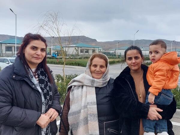 Köç karvanı Zəngilanın Məmmədbəyli kəndinə çatıb, açarlar təqdim edilib