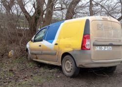 “Azərpoçt”un maşını ağaca çırpıldı - Xəsarət alan var - <span class="color_red">FOTO</span>