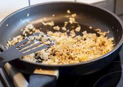 Soğanlar niyə çəhrayılaşana qədər qovrulur?