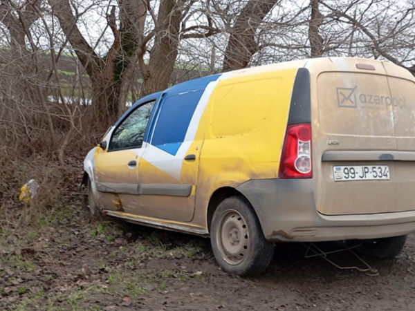 “Azərpoçt”un maşını ağaca çırpıldı - Xəsarət alan var - <span class="color_red">FOTO</span>