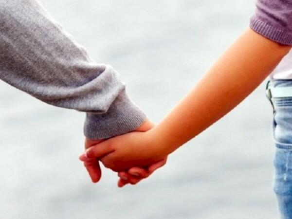 Azərbaycanda 15 yaşlı qız gecə anası yatandan sonra qoşulub QAÇDI