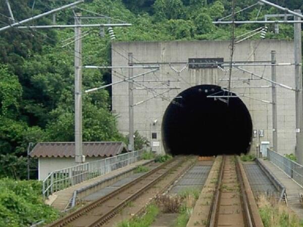 Dünyanın ən uzun dəmir yolu tuneli: 8 şəhər və 2 ölkə birləşdi