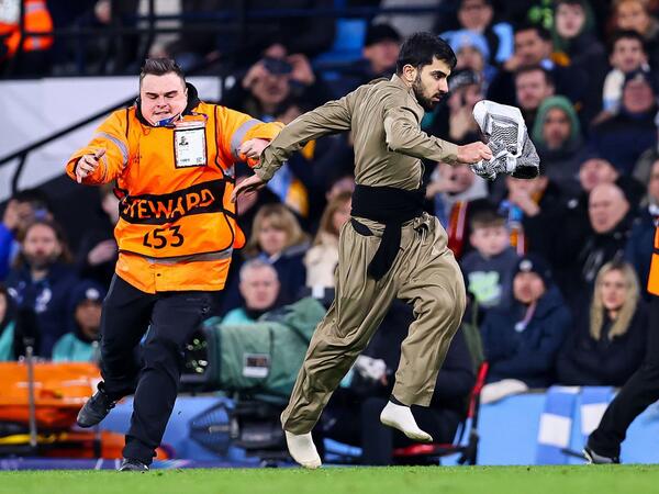 "Qalatasaray" matçında insident, oyun dayandırıldı - <span class="color_red">VİDEO- FOTO</span>