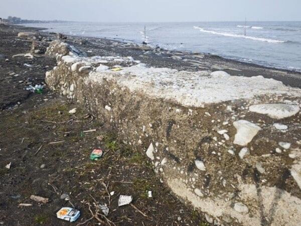 Xəzər geri çəkildi, nəhəng beton bünövrələr üzə çıxdı - <span class="color_red">FOTO</span>