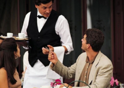 Qonşu ölkədə servis haqqı qadağan edildi