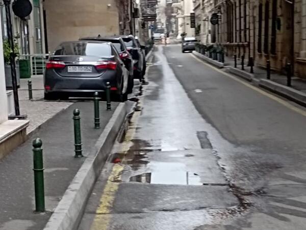 "1 aydır küçədə su axıb gedir, heç kimin marağında deyil" - <span class="color_red">VİDEO</span>