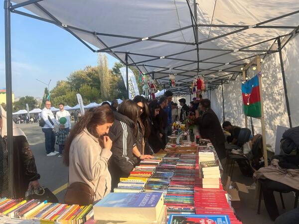 "Yazıçı öz kitabını küçədə sata bilməz"