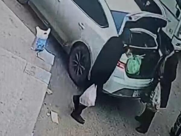 Marketdə “kömək etdiyi” qadının pul kisəsini oğurladı - <span class="color_red">ANBAAN VİDEO</span>