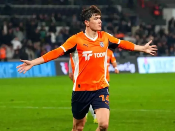 Özbəkistanın ən yaxşı futbolçusu seçildi