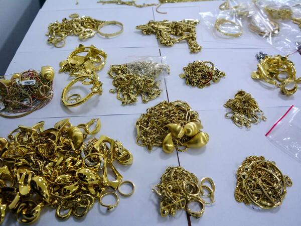 Vəzifəli şəxs 18 kq qızılla tutuldu - Evindən silah çıxdı