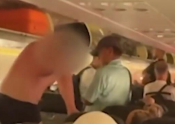 Sərnişin soyunub təyyarədən tullanmağa cəhd etdi - <span class="color_red">VİDEO</span>