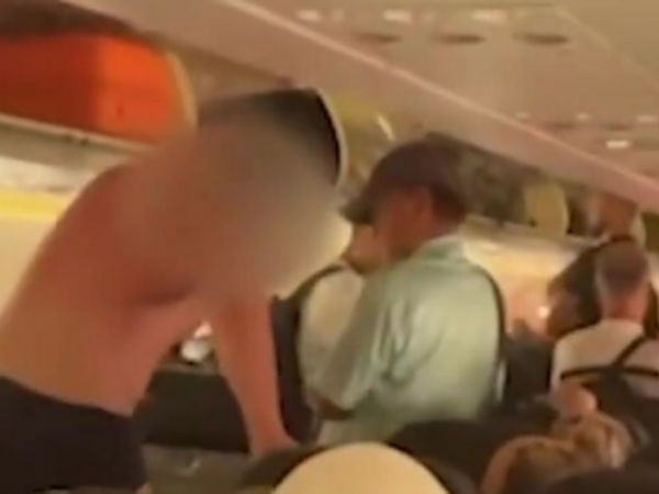Sərnişin soyunub təyyarədən tullanmağa cəhd etdi - <span class="color_red">VİDEO</span>