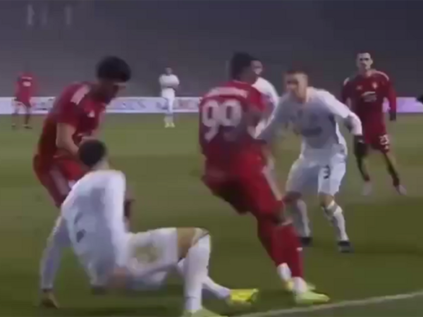 “Qarabağ”ın oyunçusuna sərt oynadı, hakim “qırmızı” vermədi - <span class="color_red">VİDEO</span>