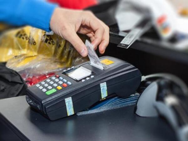 Nağd ödəyənə ucuz, kartla baha: Alıcı niyə aldadılır? - <span class="color_red">VİDEO</span>