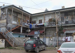 Cənazə aparılarkən pilləkən çökdü: Köhnə binada təhlükəli vəziyyət - <span class="color_red">VİDEO</span>