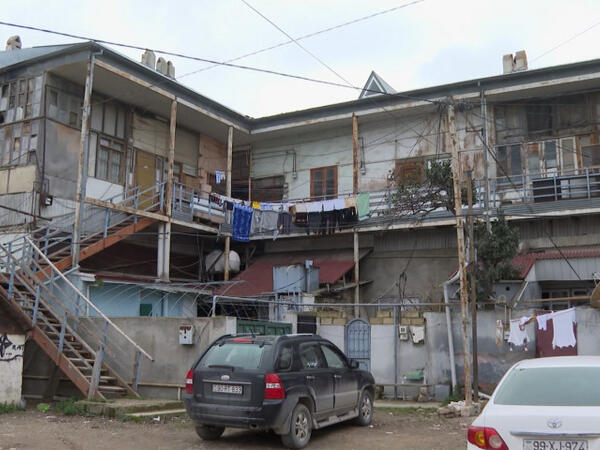 Cənazə aparılarkən pilləkən çökdü: Köhnə binada təhlükəli vəziyyət - <span class="color_red">VİDEO</span>