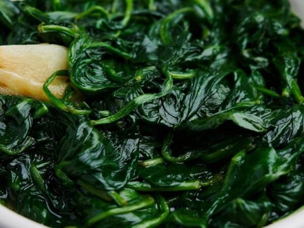 İspanaq yeyərkən iki dəfə düşünün: Fayda əvəzinə zəhər saça bilər